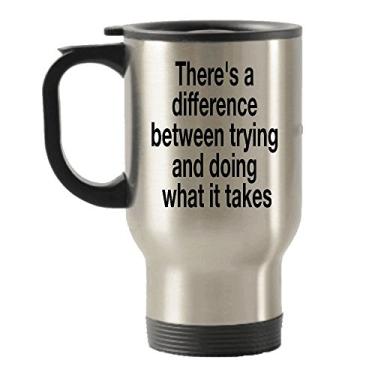 Imagem de Caneca com citações motivacionais – There's A Difference Between Trying And Doing What It Takes – Caneca de viagem com isolamento térmico para mulheres e homens – Empresa motivadora de treino fitness – 325 g ou 425 g