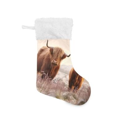 Imagem de ATTX Meias de Natal de vaca Highland, suportes de presente brancos de pelúcia para decorações de festas de fim de ano (17,7 polegadas, 1 pacote) #536