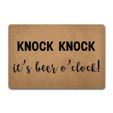 Imagem de Capacho divertido de boas-vindas para presente Knock Knock It's Beer O'clock (60,2 cm x 39,6 cm) Capacho de aquecimento de casa com tapetes traseiros de borracha antiderrapante para decoração de porta