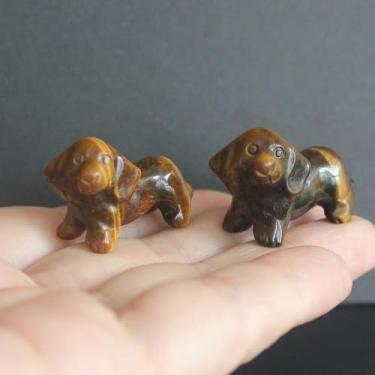 Imagem de HLbshi Estatueta de dachshund de cristal esculpida à mão mini pedra preciosa cachorro filhote animal estátua desktop escultura ornamento escritório decoração de casa presente (olho de tigre dourado)