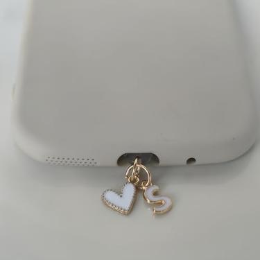 Imagem de 1 plugue de poeira de metal coração branco 26 letras Love capa protetora de porta de carregamento DIY decoração de telefone compatível com iPhone tipo C dispositivo móvel acessório de poeira para