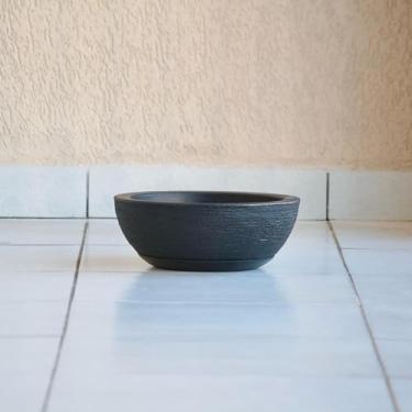 Imagem de Vaso de Planta Bacia Cuia 14x34 Textura Escovada com Prato em Polietileno (Preto)