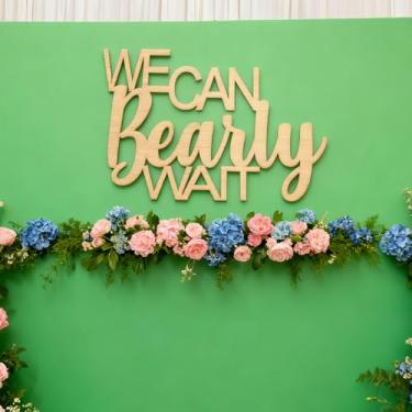 Imagem de Placa de madeira We Can Bearly Wait para pano de fundo, decorações de festa com tema de urso para decorações de chá de bebê, suprimentos de festa revelação de gênero, 43 x 33 polegadas