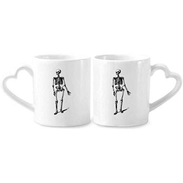 Imagem de Conjunto de canecas de porcelana para casal, desenho de esqueleto humano andando com coração de cerâmica