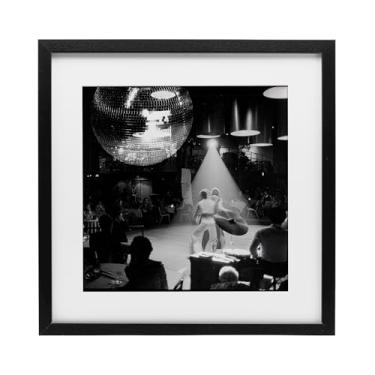 Imagem de Stupell Industries Impressão emoldurada preta de pista de dança de discoteca vintage sob o vidro por Sophie 6, 13 x 13