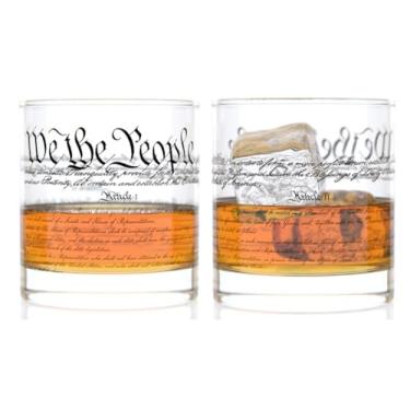 Imagem de Well Told Conjunto autêntico de copos de uísque da Constituição dos EUA (325 ml, conjunto de 2) Conjunto de copos de uísque We The People, copos de coquetel patrióticos americanos à moda antiga