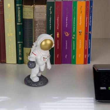 Imagem de Estátua Astronauta Nasa Basquete Enterrada Lua