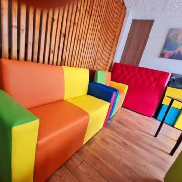 Imagem de Poltrona sofa infantil 1,30cm colorida com braços sku61 - O REI DAS PO