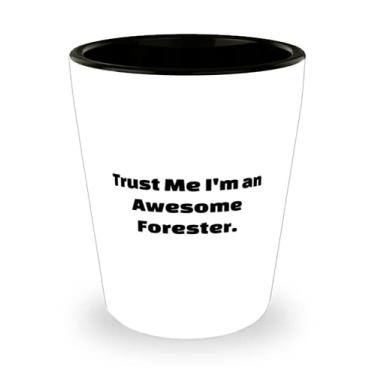 Imagem de Trust Me I'm an Awesome Forester. Copo de shot, presente florestal de amigos, copo de cerâmica motivacional para amigos