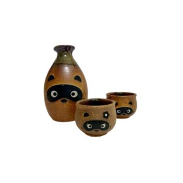 Imagem de Guaxinim Tanuki Tokkuri de cerâmica japonesa Mino Ware (garrafa de saquê) e 2 guinomi(copos de saquê) feitos no Japão (menino e menina)