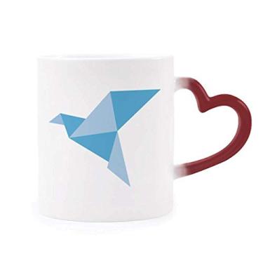 Imagem de Caneca de grés com estampa de pombo abstrata de origami azul sensível ao calor que muda de cor vermelha