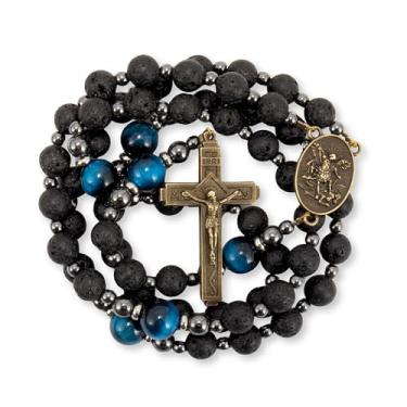 Imagem de Rosário preto de pedra vulcânica para homens, colar de rosário católico com medalha de santo e cruz, colar de rosário forte com contas de olho de tigre azul em caixa de presente portátil, 52 cm, Pedra