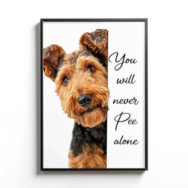 Imagem de Pôster Airedale Terrier - Arte de parede engraçada para banheiro - Citação You Will Never Pee Alone - Impressão de humor fofo para animais de estimação - Ideia de presente para amantes de cães