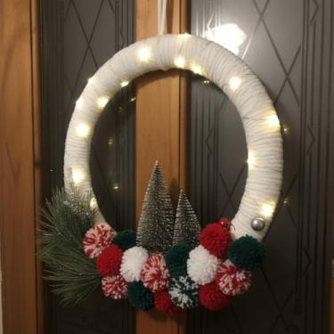 Imagem de Briwooody Guirlanda de Natal com pompom de 40,6 cm com luzes LED, guirlanda de Natal grande iluminada para pendurar na porta da frente, parede, janela, enfeite de Natal, inverno, agulhas de pinheiro