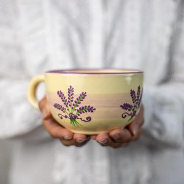 Imagem de City to Cottage Copo de cerâmica feito à mão lavanda floral roxo e creme, exclusivo extra grande 500 ml, cappuccino de cerâmica, café, chá, caneca de sopa | Presente de inauguração de casa para