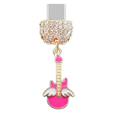Imagem de ELISE & FONDA TP526 Tipo-C porta de carregamento cristal antipoeira pequena guitarra musical pingente de celular para iPhone 16/15/Samsung/OnePlus/Xiaomi/oppo telefones Android (rosa), approx. 1.6 cm