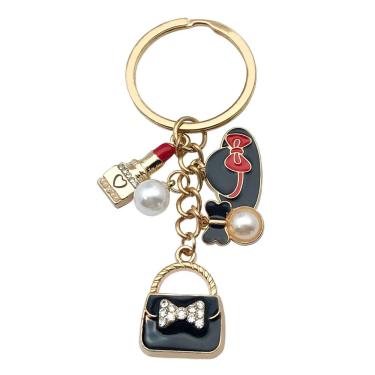 Imagem de Chaveiro, bolsa preta e pingente de batom — acesso moderno para presentes