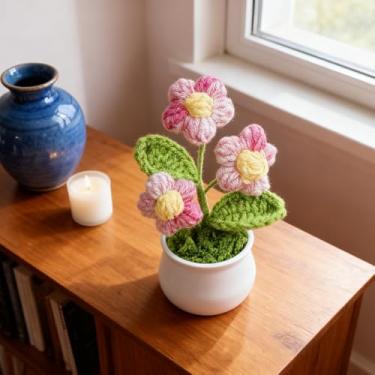Imagem de Arranjo de flores rosa feitas à mão em vaso de cerâmica, decoração de casa de flores delicadas, detalhes de mesa artesanais