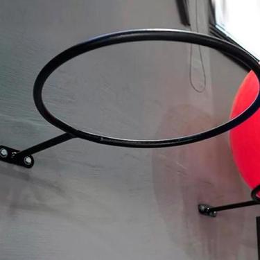 Imagem de Suporte De Bola Suiça 40cm Preto Para Parede Pilates Yoga Fisioterapia