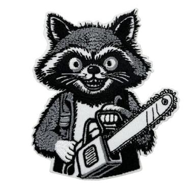 Imagem de Guaxinim de terror de Halloween segurando uma motosserra bordado ferro no patch, inspirado na motosserra do Texas, presentes com tema de terror, presentes de guaxinim