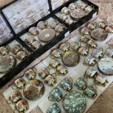 Imagem de Jogo 12 Peças: 6 Xícaras + 6 Pires de Porcelana Premium - Ideal para Café, Elegantes e Práticas para Residência e Bares (Estampa e cor Aleatória)