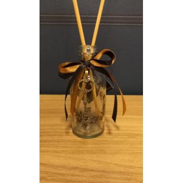 Imagem de Garrafa de Vidro com Flores e Chaves - Via Decor
