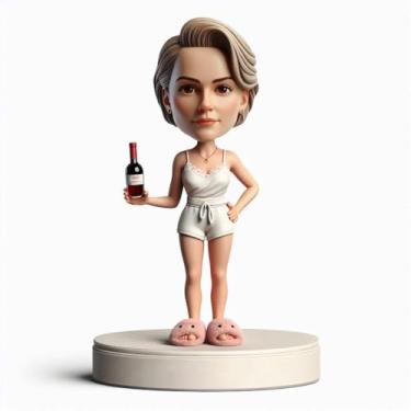 Imagem de Escultura de mãe comemorativa com garrafa de vinho feita à mão a partir da sua imagem para aniversário de formatura ou mesa de festa noturna para meninas