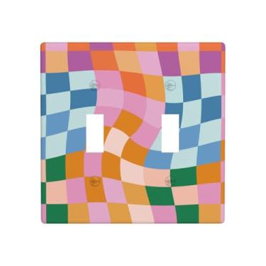 Imagem de Indokyeyqaz Placa decorativa para interruptor de luz de tabuleiro de xadrez colorido, 2 placas de interruptor e tampas de tomada 11,4 x 11,4 cm para quarto, banheiro, cozinha, decoração de casa