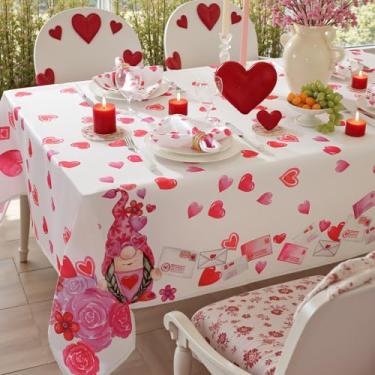 Imagem de Toalha de mesa para Dia dos Namorados, estampa de gnomo em aquarela e coração (Rosa/Vermelho), capa de mesa impermeável 100% poliéster para jantar romântico, festa dos namorados, decoração de