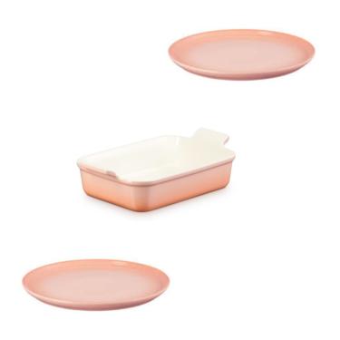 Imagem de KIT LE CREUSET TRAVESSA RETANGULAR HERITAGE 26CM E 2 PRATOS RASOS 22CM SAN FRANCISCO EM CERÂMICA PESSEGO PÊCHE