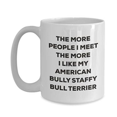 Imagem de Caneca The more people I meet the more I like my American Bully Staffy bull terrier – Caneca de café divertida – para amantes de cães (425 g)