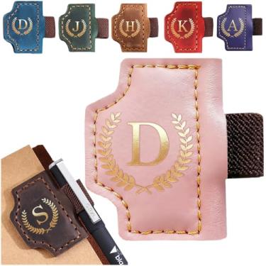 Imagem de Marcador de livro personalizado com suporte de caneta, marcador magnético de couro, 26 letras, presentes para amantes de livros, leitores, marcadores de livro de couro para homens e mulheres (rosa, D)
