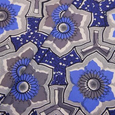 Imagem de Tecido de algodão com estampado de flores torcidas dinâmicas da The Yard, fabricado no Japão, adequado para vestidos da moda, camisas, saias, acolchoado e artesanato (3 jardas, estampado de névoa