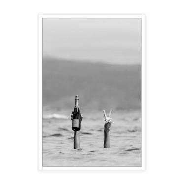 Imagem de Cartazes vintage de champanhe preto e branco, decoração de parede feminista, estampa de mulher com vinho na praia, moda adolescente bar carrinho impressão decoração de quarto de faculdade para quarto