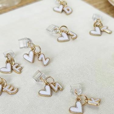 Imagem de 1 peça plugue de poeira tipo C letra branca, Kindle E-Reader acessório tipo C com coração letra I para amantes de livros, mulheres, mães, professores e amigos presentes (branco I)