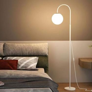 Imagem de Luminária de chão com cúpula de acrílico branca em formato de bola, estilo nórdico minimalista, ideal para leitura em cantos de sofás, perfeita para sala de estar e quarto. Luminária vertica
