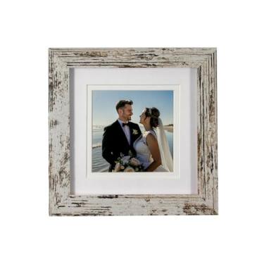 Imagem de Mekenluo Porta-retrato rústico retrô de madeira 15 x 15 cm com suporte de parede de acrílico e exibição de mesa, moldura feita à mão com tapete para exibição de fotos de formatura, imagem de família