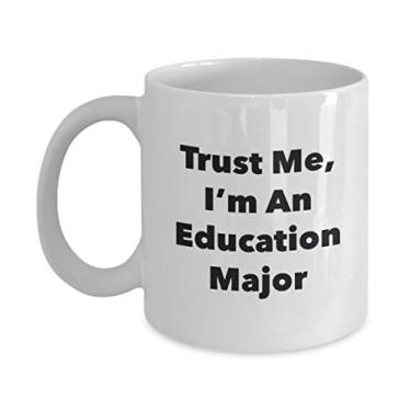 Imagem de Caneca Trust Me, I'm An Education Major - Caneca de café divertida - Lindas ideias de presentes de formatura para amigos e colegas de classe