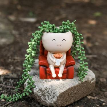 Imagem de GAFBV Vaso de rosto sorridente fofo de resina para ambientes internos e externos, vaso de rosto sentado no sofá e comendo vasos de suculentas para decoração de casa (plantas não incluídas)