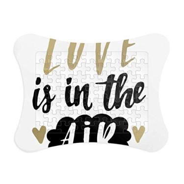 Imagem de Moldura de quebra-cabeça Love is in The Air estilo citação de papel para casa