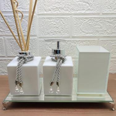 Imagem de Kit Lavabo com Bandeja Espelhada, Porta Sabonete Líquido, Difusor Aromático, Porta Escova e Pincel – Jogo Banheiro Decorativo com Frascos de Vidro e Organizadores Luiggi Presentes® (Branco e Prata)