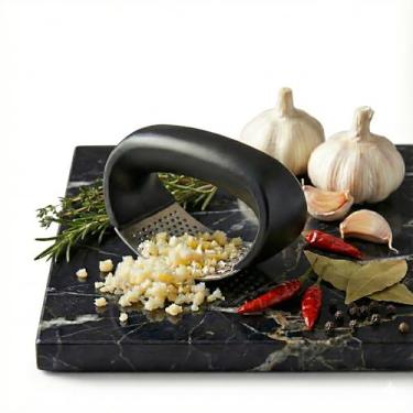 Imagem de Espremedor de Alho Manual em Aço Inoxidável Preto Cabo Ergonômico 11cm x 7cm Lâmina Perfurada