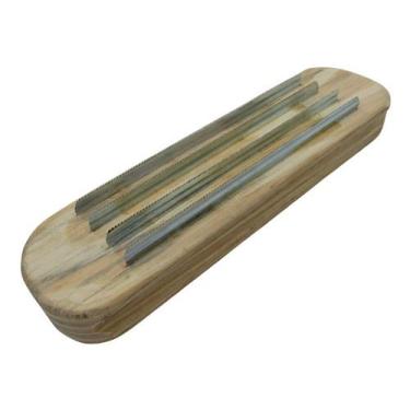 Imagem de Raspadeira Serrilhada Com Base De Madeira Para Cavalos