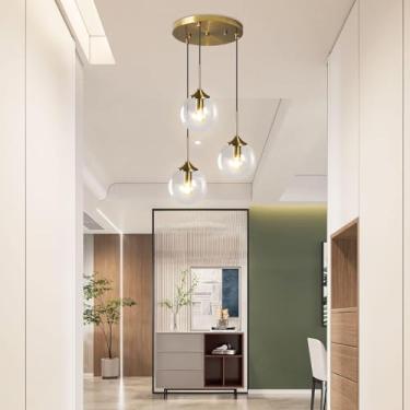 Imagem de Lustre pendente com globo de vidro para ilha de cozinha, 3 lâmpadas, altura ajustável, cor dourada, ideal para sala de jantar, quarto e corredor.