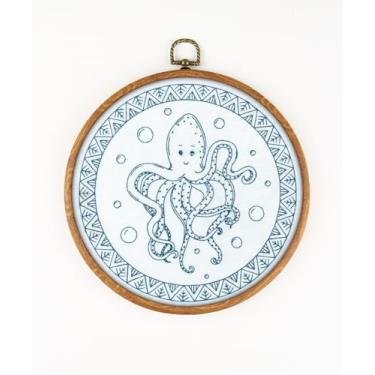 Imagem de Polvo engraçado EM440 - Kit de bordado faça você mesmo. Conjunto de linhas, agulhas, pano estampado, passador de agulha, cortadores de bordado e estampa de cor impressa dentro.