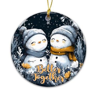 Imagem de Enfeite de Natal de boneco de neve Better Together 2025 – Lembrança de cerâmica de casal de neve, decoração de árvore de férias de inverno, presente romântico para casais, decoração de Natal rústica