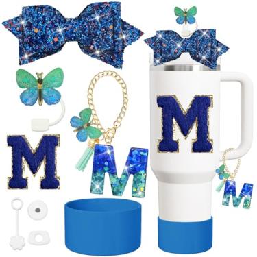 Imagem de XIANGYUAN Conjunto de acessórios de copo de 8 peças, tampa de palha para copo Stanley de 850 g ou 1,134 g, adesivo para decorações Stanley, pingente de letra inicial personalizado (azul M)
