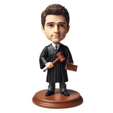 Imagem de Judge Bobblehead in Robes Segurando Martelo e Livro Personalizado de Sua Foto Decoração Elegante para Tribunais e Escritórios de Advocacia Ótimo Presente para Juízes e Profissionais Jurídicos que