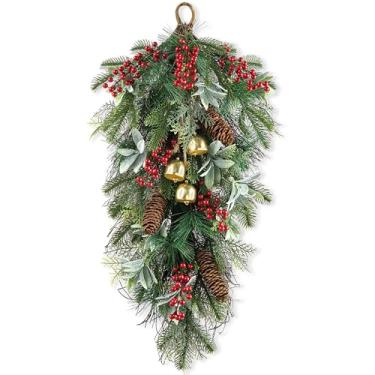 Imagem de Glitzhome Guirlanda de 66 cm para porta de lágrima de Natal com frutas silvestres, sinos de pinhas de Natal, guirlanda de agulha de pinheiro verde fosco para decoração de festas internas de porta da