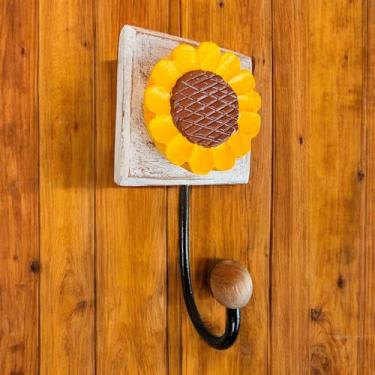 Imagem de Cabideiro Artesanal em Madeira Maciça com Girassol Esculpido e Pintado